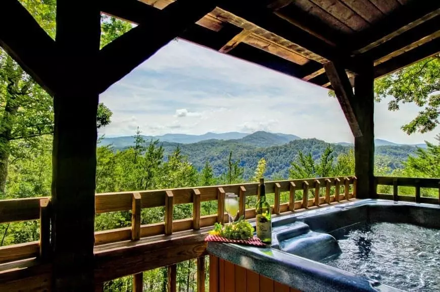 3 Reasons to Stay in Smoky Mountain Cabin Rentals with a Hot Tub