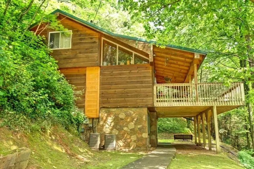 Creekside cabin in Pigeon Forge by the river