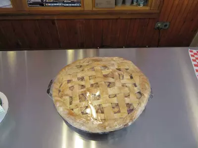dollywood 25-pound apple pie from spotlight bakery