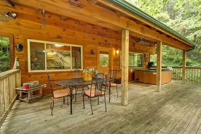 Creekside cabin in Gatlinburg