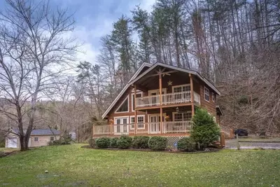 Black Bear Holler cabin in Gatlinburg