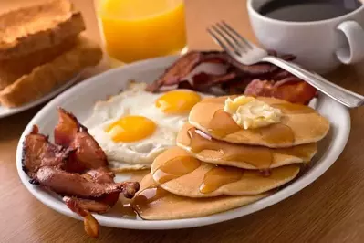 breakfast-plate-in-cabin