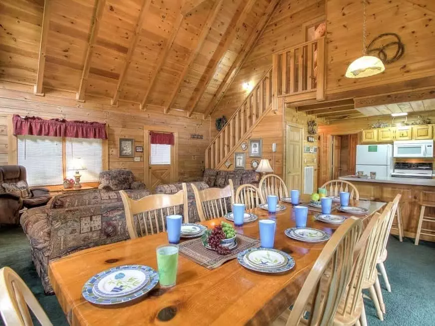 The large living room of the Grinnin Bears cabin.