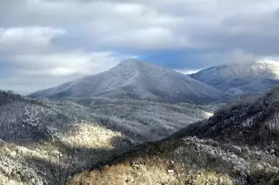 Scenic photo of the snow covered mountains in Gatlinburg.