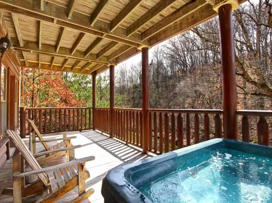 Chairs and Jacuzzi on the deck of Mountain Pas cabin.