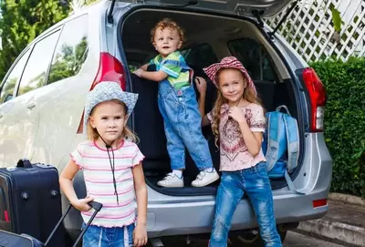 kids packing the car for a Smoky Mountain cabin vacation