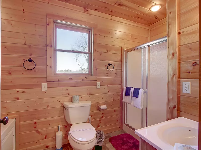 BATHROOM W/ JACUZZI TUB (UPSTAIRS)