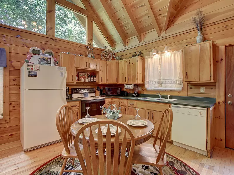 KITCHEN / DINING TABLE