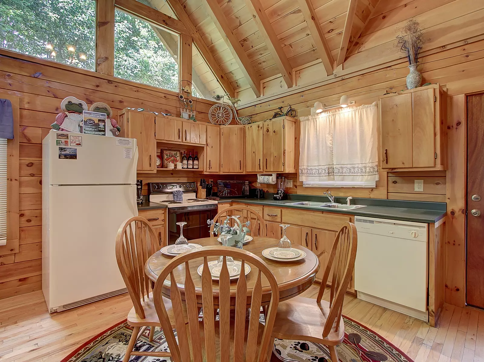 KITCHEN / DINING TABLE