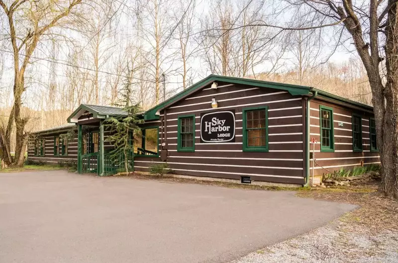 4 Bedroom Cabin Rental in Sevierville Sky Harbor Lodge