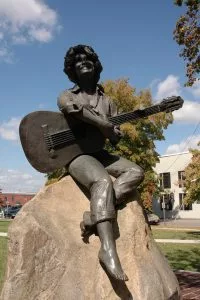 The-iconic-Dolly-Parton-statue-at-the-Sevier-County-Courthouse-200x300[1]