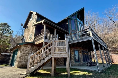 good wood cabin is a 4 bedroom cabin in Gatlinburg