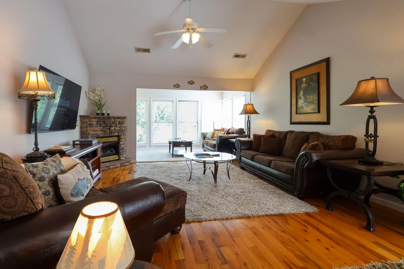 RIVERFRONT CHALET