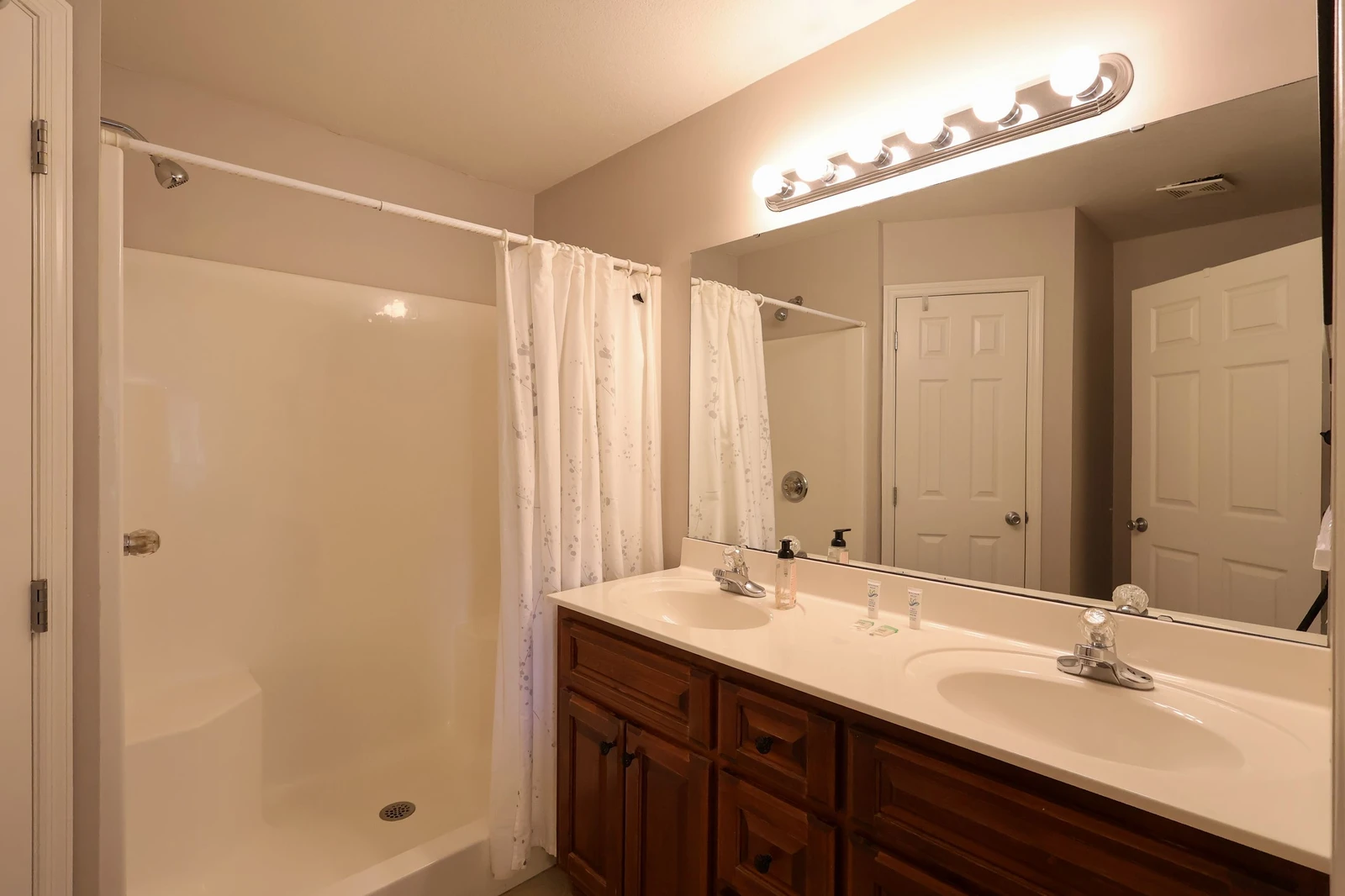 RIVERFRONT CHALET