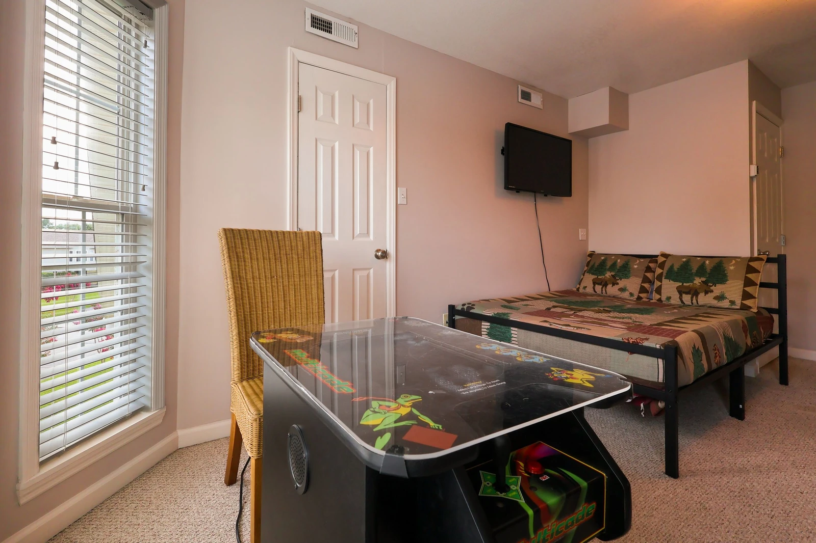 RIVERFRONT CHALET