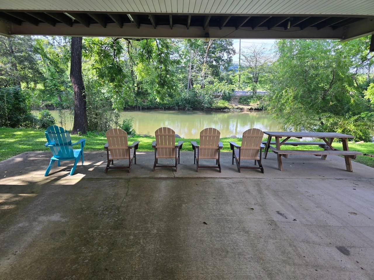 RIVERFRONT CHALET