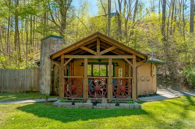 cuddlin cowboy is a one bedroom cabin in Pigeon Forge